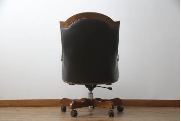 中古　超美品　スペイン　ウルタド(HURTADO)　クラシカルな雰囲気と重厚感のある佇まいが魅力の本革アームチェア(椅子、イス、レザー)(定価約60万円)(R-059736)