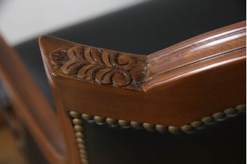 中古　超美品　スペイン　ウルタド(HURTADO)　クラシカルな雰囲気と重厚感のある佇まいが魅力の本革アームチェア(椅子、イス、レザー)(定価約60万円)(R-059736)