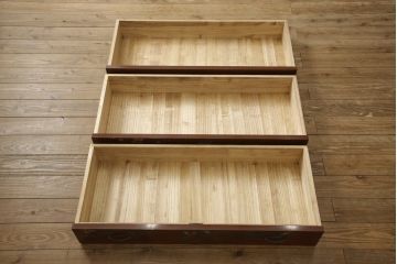 中古　衣装盆付き　前面に描かれた花々が上品な雰囲気を醸し出す和たんす(和箪笥、着物箪笥、洋服たんす、引き出し、チェスト、衣装箪笥)(R-059741)