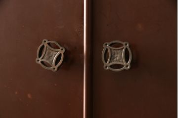 中古　衣装盆付き　前面に描かれた花々が上品な雰囲気を醸し出す和たんす(和箪笥、着物箪笥、洋服たんす、引き出し、チェスト、衣装箪笥)(R-059741)