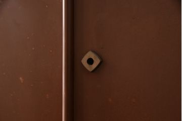 中古　衣装盆付き　前面に描かれた花々が上品な雰囲気を醸し出す和たんす(和箪笥、着物箪笥、洋服たんす、引き出し、チェスト、衣装箪笥)(R-059741)