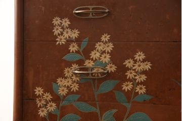 中古　衣装盆付き　前面に描かれた花々が上品な雰囲気を醸し出す和たんす(和箪笥、着物箪笥、洋服たんす、引き出し、チェスト、衣装箪笥)(R-059741)