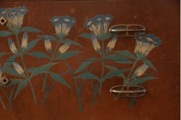 中古　衣装盆付き　前面に描かれた花々が上品な雰囲気を醸し出す和たんす(和箪笥、着物箪笥、洋服たんす、引き出し、チェスト、衣装箪笥)(R-059741)