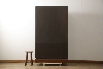 中古　衣装盆付き　前面に描かれた花々が上品な雰囲気を醸し出す和たんす(和箪笥、着物箪笥、洋服たんす、引き出し、チェスト、衣装箪笥)(R-059741)