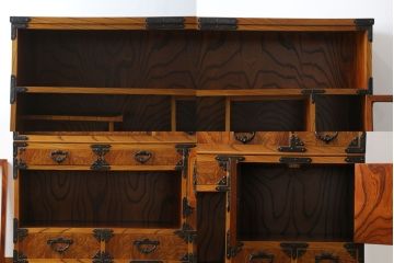 中古　美品　力強い木目が印象的な岩谷堂茶箪笥(和タンス、収納箪笥、キャビネット、飾り棚)(R-059744)