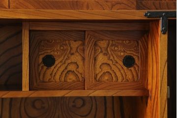 中古　美品　力強い木目が印象的な岩谷堂茶箪笥(和タンス、収納箪笥、キャビネット、飾り棚)(R-059744)