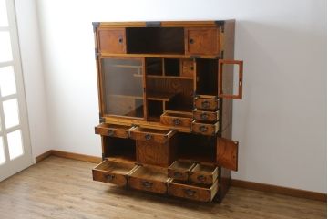 中古　美品　力強い木目が印象的な岩谷堂茶箪笥(和タンス、収納箪笥、キャビネット、飾り棚)(R-059744)