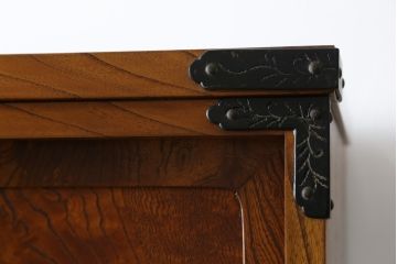 中古　美品　力強い木目が印象的な岩谷堂茶箪笥(和タンス、収納箪笥、キャビネット、飾り棚)(R-059744)