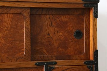 中古　美品　力強い木目が印象的な岩谷堂茶箪笥(和タンス、収納箪笥、キャビネット、飾り棚)(R-059744)