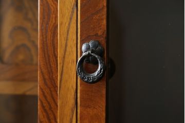 中古　美品　力強い木目が印象的な岩谷堂茶箪笥(和タンス、収納箪笥、キャビネット、飾り棚)(R-059744)