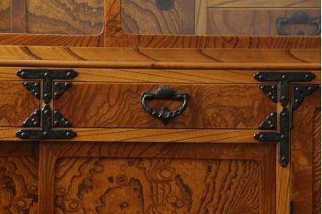 中古　美品　力強い木目が印象的な岩谷堂茶箪笥(和タンス、収納箪笥、キャビネット、飾り棚)(R-059744)
