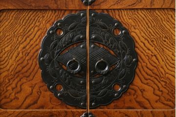 中古　美品　力強い木目が印象的な岩谷堂茶箪笥(和タンス、収納箪笥、キャビネット、飾り棚)(R-059744)