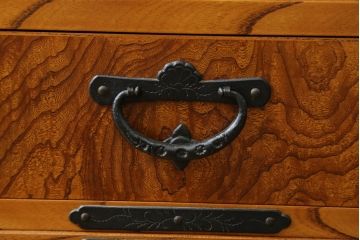 中古　美品　力強い木目が印象的な岩谷堂茶箪笥(和タンス、収納箪笥、キャビネット、飾り棚)(R-059744)