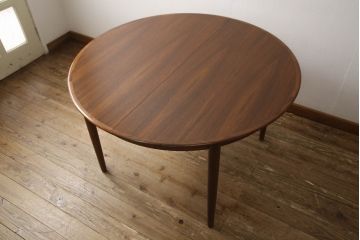 デンマークビンテージ　北欧ヴィンテージ　Dyrlund(デューロン)　ローズウッド　シンプルなデザインで取り入れやすいエクステンションテーブル(デュランド、ダイニングテーブル、二人掛け、四人掛け、ラウンドテーブル)(R-059756)