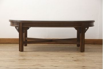中古　美品　アメリカ家具　LANE(レーン)　天板のデザインと脚部の装飾が魅力的なセンターテーブル(リビングテーブル、コーヒーテーブル、ラウンドテーブル、ローテーブル)(R-059757)