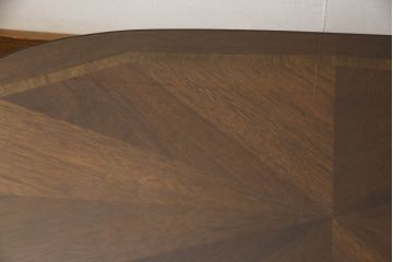 中古　美品　アメリカ家具　LANE(レーン)　天板のデザインと脚部の装飾が魅力的なセンターテーブル(リビングテーブル、コーヒーテーブル、ラウンドテーブル、ローテーブル)(R-059757)