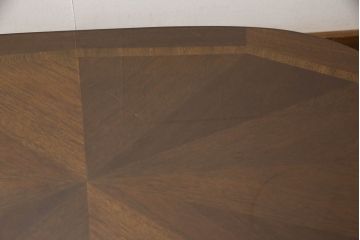 中古　美品　アメリカ家具　LANE(レーン)　天板のデザインと脚部の装飾が魅力的なセンターテーブル(リビングテーブル、コーヒーテーブル、ラウンドテーブル、ローテーブル)(R-059757)