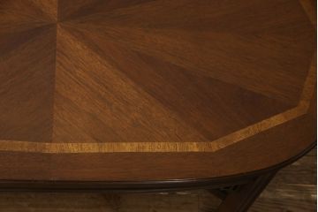 中古　美品　アメリカ家具　LANE(レーン)　天板のデザインと脚部の装飾が魅力的なセンターテーブル(リビングテーブル、コーヒーテーブル、ラウンドテーブル、ローテーブル)(R-059757)