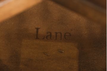 中古　美品　アメリカ家具　LANE(レーン)　天板のデザインと脚部の装飾が魅力的なセンターテーブル(リビングテーブル、コーヒーテーブル、ラウンドテーブル、ローテーブル)(R-059757)