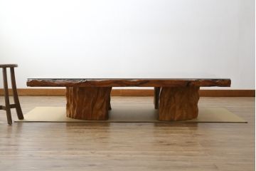中古　超美品　民芸家具　最高級　屋久杉一枚板　ガラス天板付き　油分の多い艶やかな極上杢目の天板が贅沢な座卓(センターテーブル、ローテーブル、リビングテーブル)(定価約380万円)(R-059758)