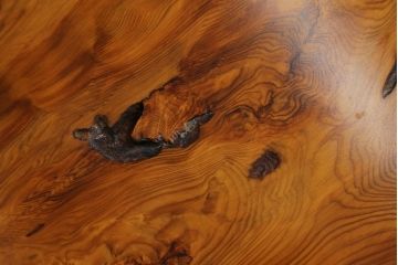 中古　超美品　民芸家具　最高級　屋久杉一枚板　ガラス天板付き　油分の多い艶やかな極上杢目の天板が贅沢な座卓(センターテーブル、ローテーブル、リビングテーブル)(定価約380万円)(R-059758)