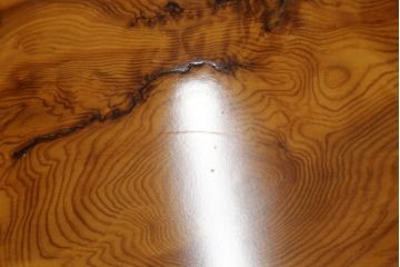 中古　超美品　民芸家具　最高級　屋久杉一枚板　ガラス天板付き　油分の多い艶やかな極上杢目の天板が贅沢な座卓(センターテーブル、ローテーブル、リビングテーブル)(定価約380万円)(R-059758)