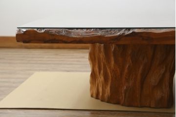 中古　超美品　民芸家具　最高級　屋久杉一枚板　ガラス天板付き　油分の多い艶やかな極上杢目の天板が贅沢な座卓(センターテーブル、ローテーブル、リビングテーブル)(定価約380万円)(R-059758)