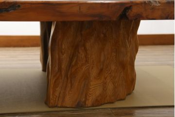 中古　超美品　民芸家具　最高級　屋久杉一枚板　ガラス天板付き　油分の多い艶やかな極上杢目の天板が贅沢な座卓(センターテーブル、ローテーブル、リビングテーブル)(定価約380万円)(R-059758)