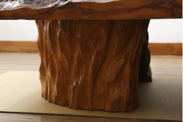 中古　超美品　民芸家具　最高級　屋久杉一枚板　ガラス天板付き　油分の多い艶やかな極上杢目の天板が贅沢な座卓(センターテーブル、ローテーブル、リビングテーブル)(定価約380万円)(R-059758)