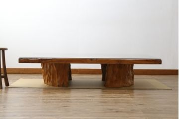 中古　超美品　民芸家具　最高級　屋久杉一枚板　ガラス天板付き　油分の多い艶やかな極上杢目の天板が贅沢な座卓(センターテーブル、ローテーブル、リビングテーブル)(定価約380万円)(R-059758)
