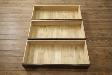 和製ビンテージ　最高級!　手打ち金具　木地呂塗り　漆塗り　前面欅(ケヤキ)材　細部まで職人のこだわりが感じられる三段重ね仙台箪笥(衣装たんす、和箪笥、着物箪笥、ヴィンテージ)(R-059771)