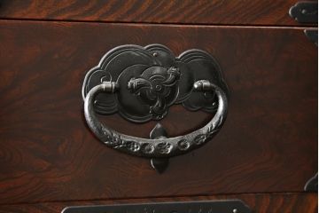 和製ビンテージ　最高級!　手打ち金具　木地呂塗り　漆塗り　前面欅(ケヤキ)材　細部まで職人のこだわりが感じられる三段重ね仙台箪笥(衣装たんす、和箪笥、着物箪笥、ヴィンテージ)(R-059771)