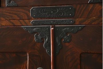 和製ビンテージ　最高級!　手打ち金具　木地呂塗り　漆塗り　前面欅(ケヤキ)材　細部まで職人のこだわりが感じられる三段重ね仙台箪笥(衣装たんす、和箪笥、着物箪笥、ヴィンテージ)(R-059771)
