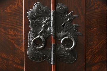 和製ビンテージ　最高級!　手打ち金具　木地呂塗り　漆塗り　前面欅(ケヤキ)材　細部まで職人のこだわりが感じられる三段重ね仙台箪笥(衣装たんす、和箪笥、着物箪笥、ヴィンテージ)(R-059771)