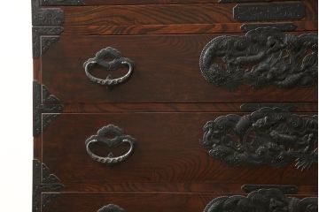 和製ビンテージ　最高級!　手打ち金具　木地呂塗り　漆塗り　前面欅(ケヤキ)材　細部まで職人のこだわりが感じられる三段重ね仙台箪笥(衣装たんす、和箪笥、着物箪笥、ヴィンテージ)(R-059771)