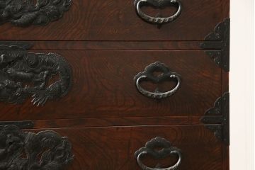 和製ビンテージ　最高級!　手打ち金具　木地呂塗り　漆塗り　前面欅(ケヤキ)材　細部まで職人のこだわりが感じられる三段重ね仙台箪笥(衣装たんす、和箪笥、着物箪笥、ヴィンテージ)(R-059771)
