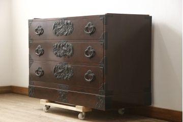 和製ビンテージ　最高級!　天板リメイク　手打ち金具　木地呂塗り　漆塗り　前面欅(ケヤキ)材　細部まで職人のこだわりが感じられる仙台箪笥ローチェスト(衣装箪笥、和箪笥、引き出し、ヴィンテージ)(R-059774)