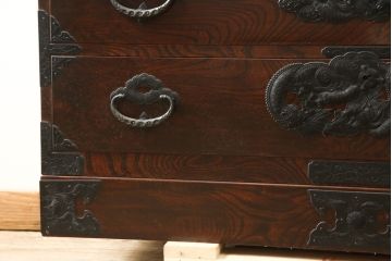 和製ビンテージ　最高級!　天板リメイク　手打ち金具　木地呂塗り　漆塗り　前面欅(ケヤキ)材　細部まで職人のこだわりが感じられる仙台箪笥ローチェスト(衣装箪笥、和箪笥、引き出し、ヴィンテージ)(R-059774)