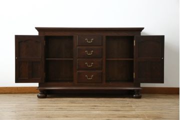 中古　美品　松本民芸家具　クラシカルなデザインがお洒落なF型サイドボード(収納棚、戸棚、サイドキャビネット)(定価約67万円)(R-059784)