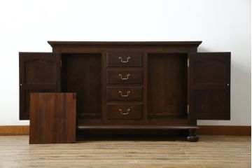 中古　美品　松本民芸家具　クラシカルなデザインがお洒落なF型サイドボード(収納棚、戸棚、サイドキャビネット)(定価約67万円)(R-059784)