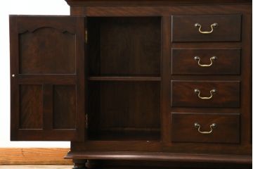 中古　美品　松本民芸家具　クラシカルなデザインがお洒落なF型サイドボード(収納棚、戸棚、サイドキャビネット)(定価約67万円)(R-059784)