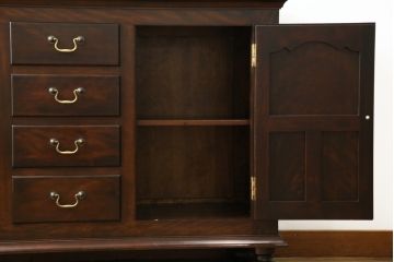 中古　美品　松本民芸家具　クラシカルなデザインがお洒落なF型サイドボード(収納棚、戸棚、サイドキャビネット)(定価約67万円)(R-059784)
