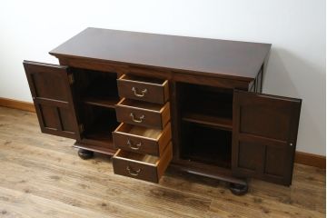 中古　美品　松本民芸家具　クラシカルなデザインがお洒落なF型サイドボード(収納棚、戸棚、サイドキャビネット)(定価約67万円)(R-059784)