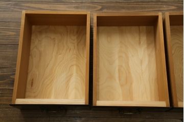 中古　美品　松本民芸家具　クラシカルなデザインがお洒落なF型サイドボード(収納棚、戸棚、サイドキャビネット)(定価約67万円)(R-059784)