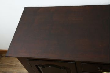 中古　美品　松本民芸家具　クラシカルなデザインがお洒落なF型サイドボード(収納棚、戸棚、サイドキャビネット)(定価約67万円)(R-059784)