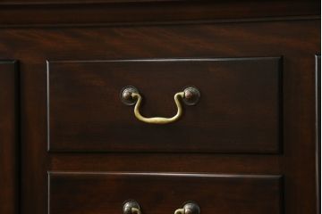 中古　美品　松本民芸家具　クラシカルなデザインがお洒落なF型サイドボード(収納棚、戸棚、サイドキャビネット)(定価約67万円)(R-059784)