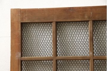 和製アンティーク　シンプルなデザインが取り入れやすい小さな亀甲金網入り引き戸1枚(きつね格子、狐格子、くぐり戸、蔵戸、格子戸、マス目、升目、建具)(R-059796)