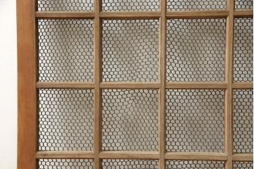 和製アンティーク　シンプルなデザインが取り入れやすい小さな亀甲金網入り引き戸1枚(きつね格子、狐格子、くぐり戸、蔵戸、格子戸、マス目、升目、建具)(R-059796)