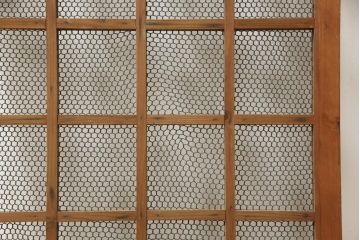 和製アンティーク　シンプルなデザインが取り入れやすい小さな亀甲金網入り引き戸1枚(きつね格子、狐格子、くぐり戸、蔵戸、格子戸、マス目、升目、建具)(R-059796)