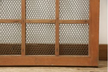 和製アンティーク　シンプルなデザインが取り入れやすい小さな亀甲金網入り引き戸1枚(きつね格子、狐格子、くぐり戸、蔵戸、格子戸、マス目、升目、建具)(R-059796)